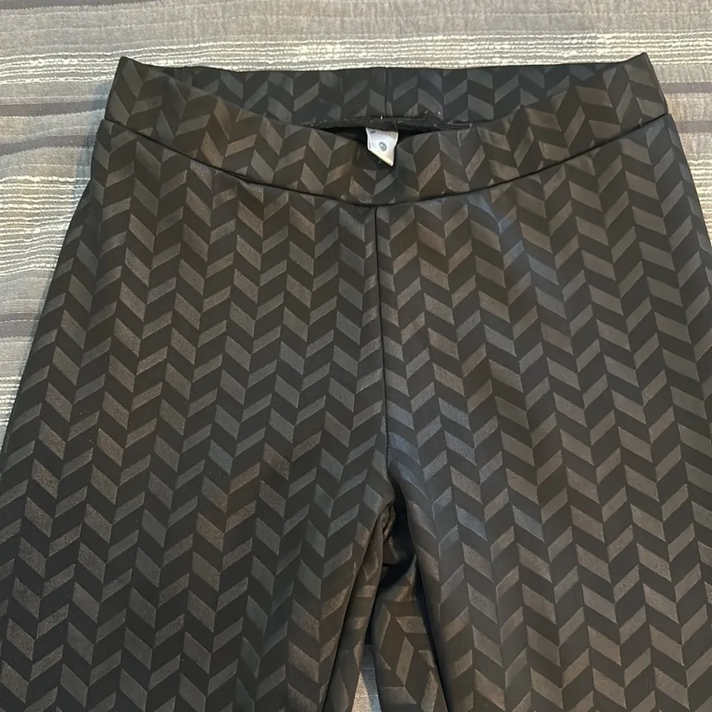 Fornia Black Slim Pull On Leggings Shiny Gray Pattern Size M/L EUC #4770 Size M - Image 3