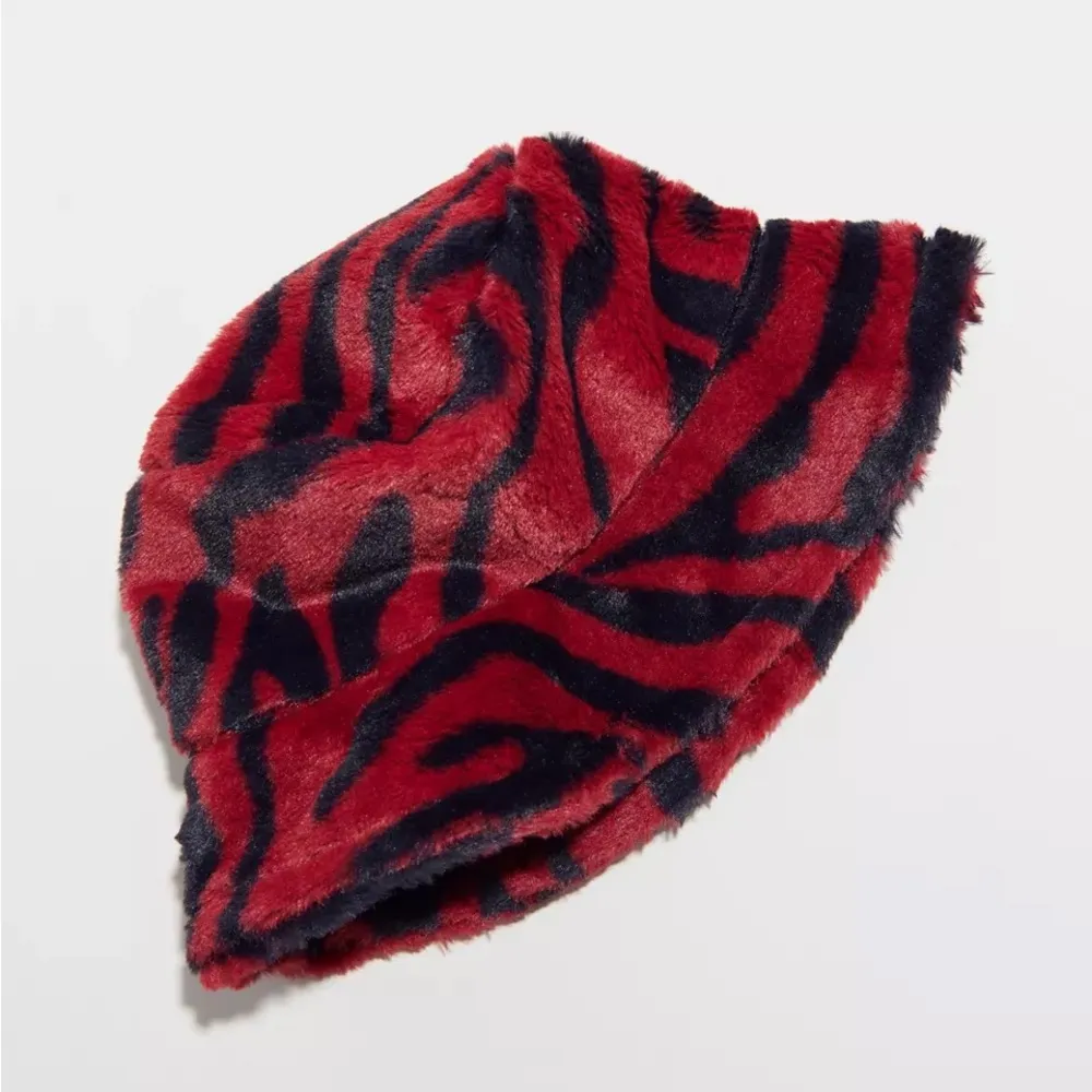 Urban Outfitters  Knox Printed Faux Fur Bucket NWT - Red - Image 2