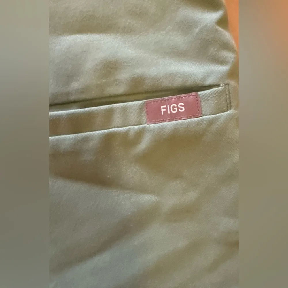 Figs technical collection womens catrina scrub top size small green/teal - Image 10