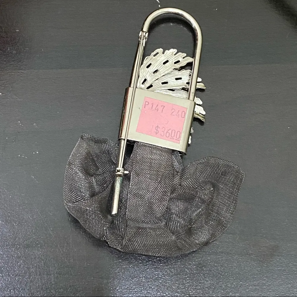 Unique Vintage Silver-tone Ruffle Mesh Safety Pin Style Brooch. New (Old Stock) - Image 3