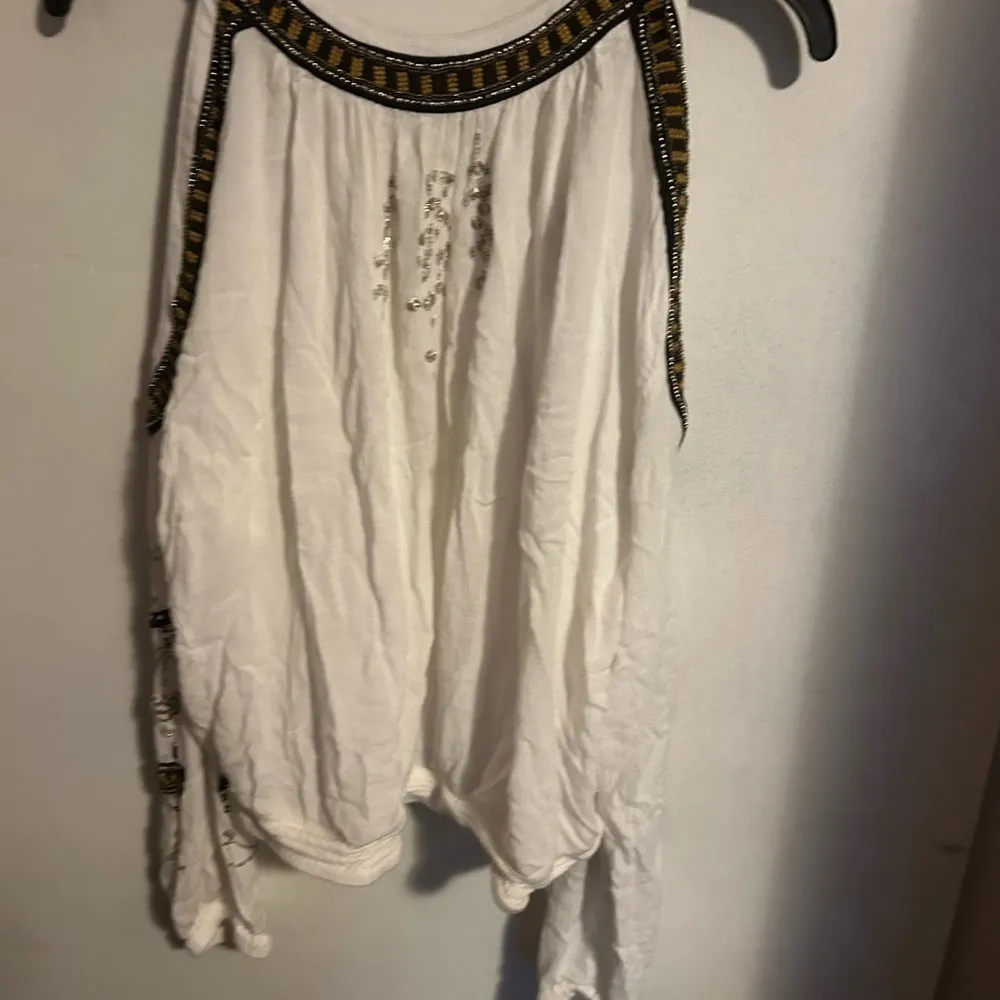 Free people give him the cold shoulder - Image 4