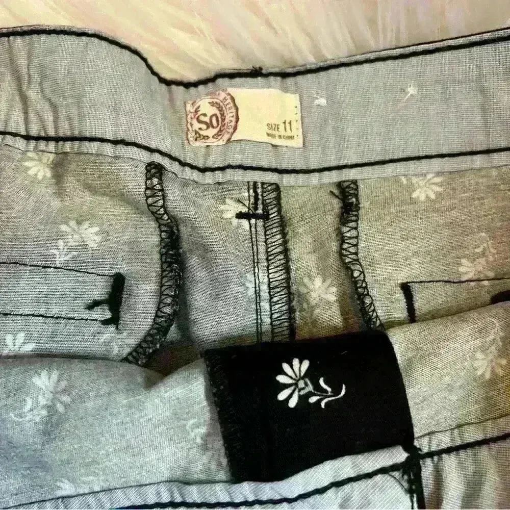 SO  Ditsy Daisy Floral Shorts - Image 3