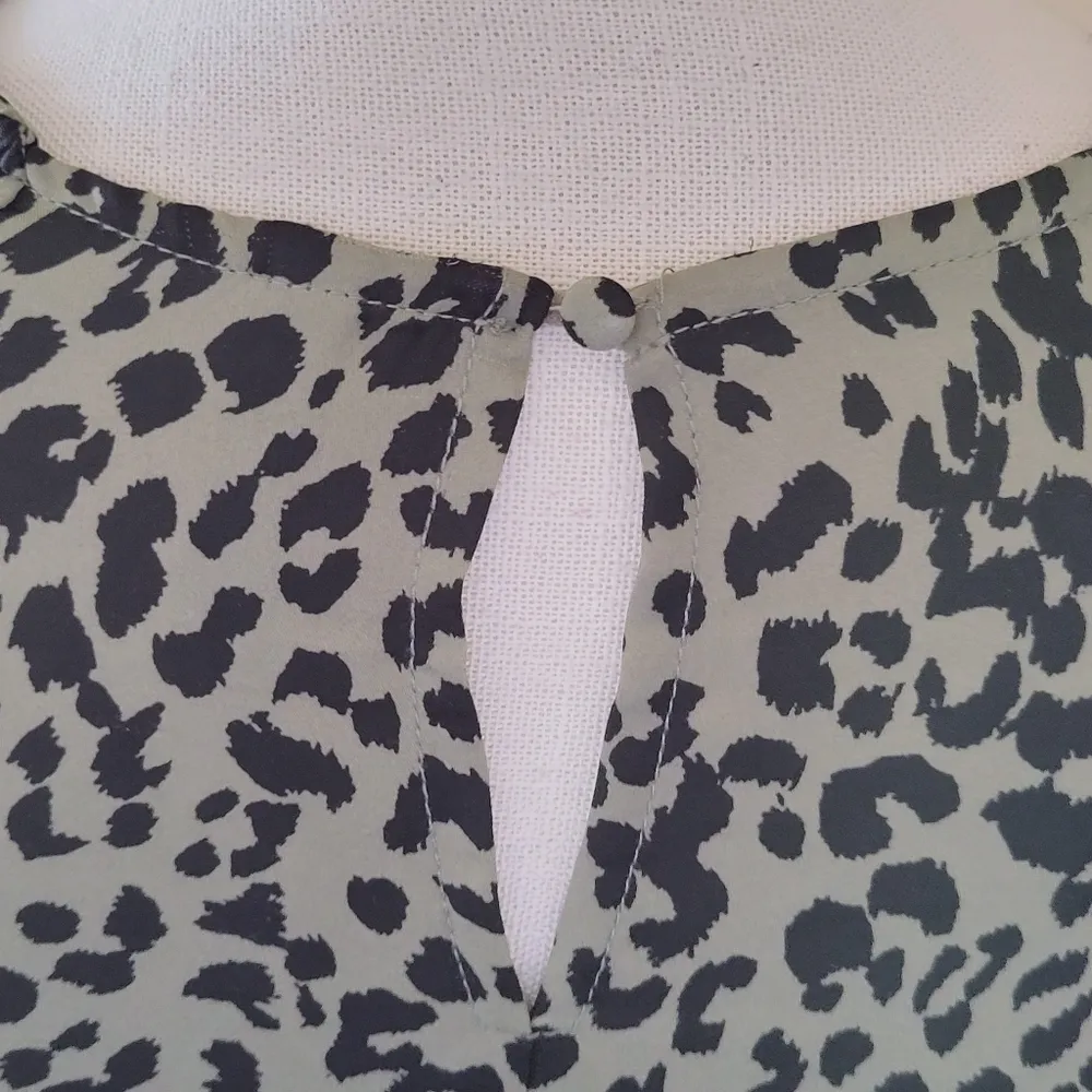 Massini olive leopard blouse size medium - Image 5