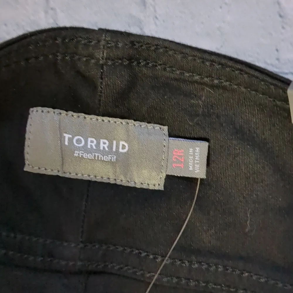 Torrid feel the fit 4 button black corset skinny jeans size 12R - Image 3