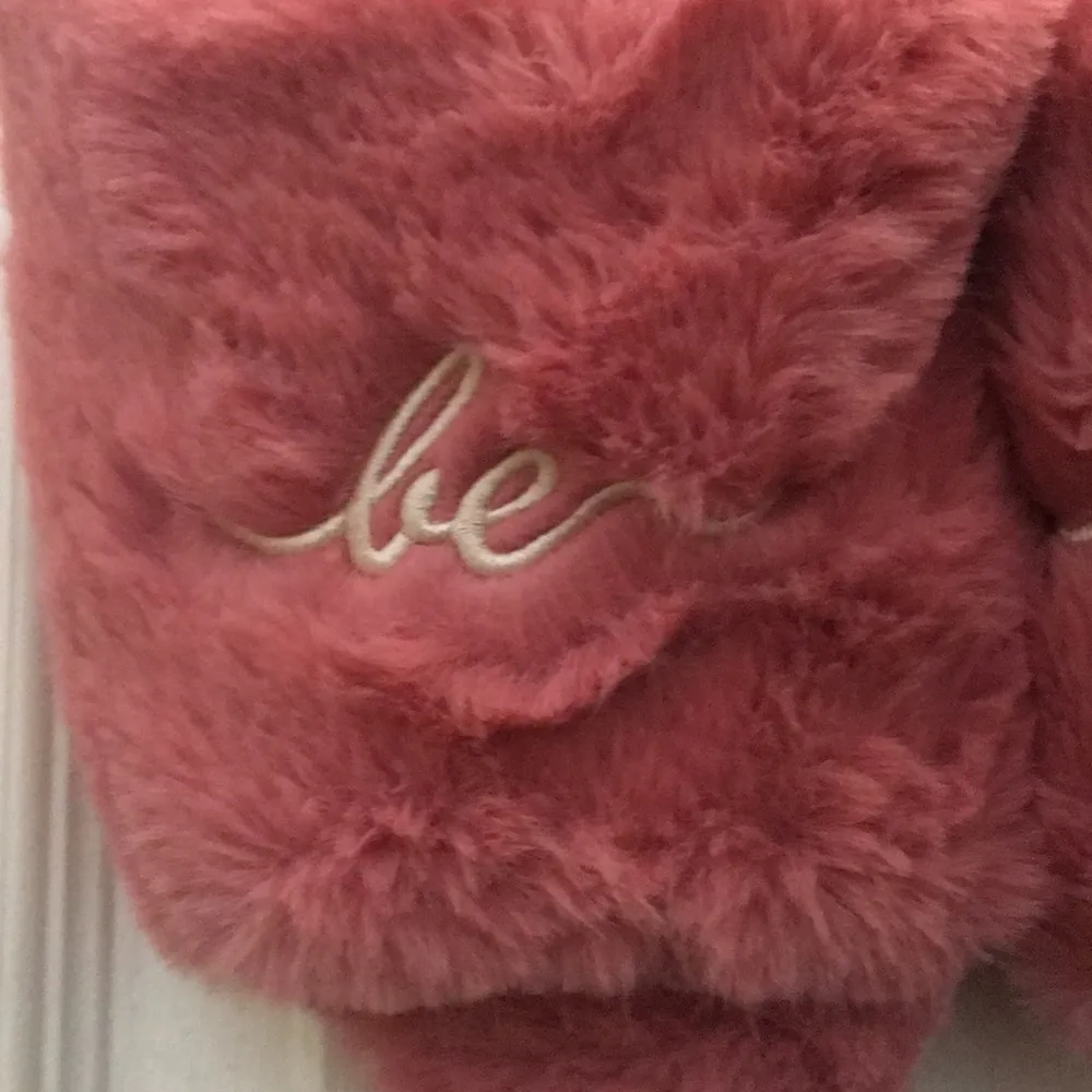 Ladies’ NWT Dluxe by Dearfoams “be mine” Fuzzy Slippers (XL) - Image 2
