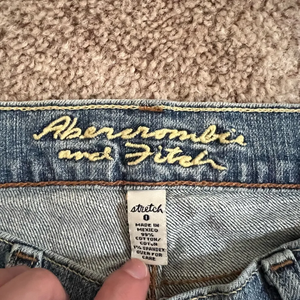 A&F light wash jean shorts size 1 - Image 4