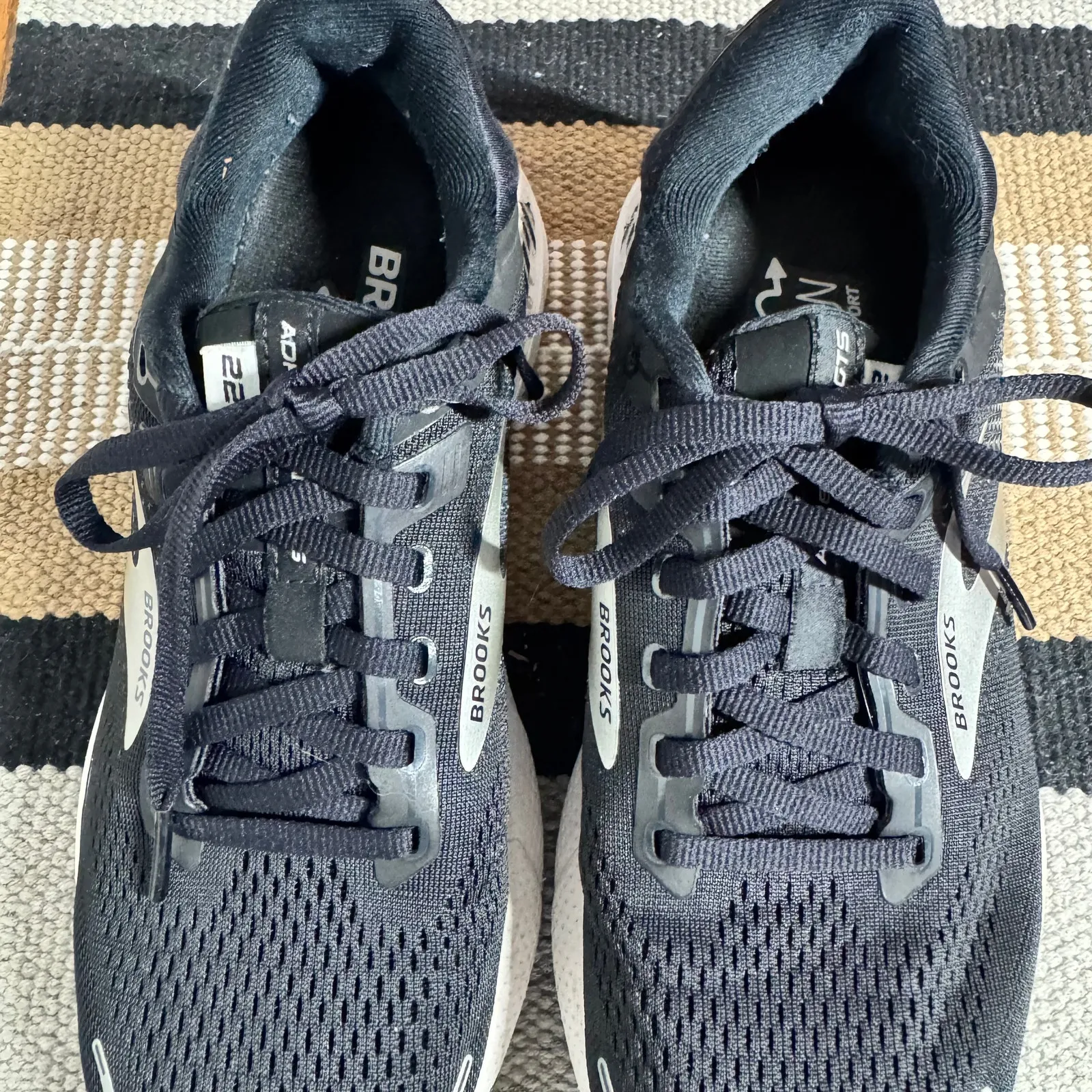 Brooks Adrenaline GTS 22 Running Sneaker Women 8.5 Black White Athleisure Walk - Image 4