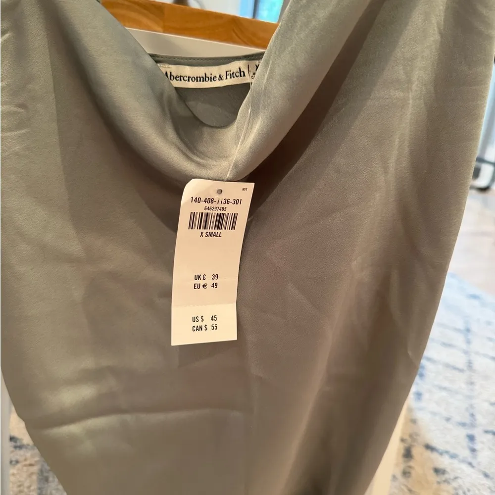New with tags Abercrombie satin silk top in sage - Image 3