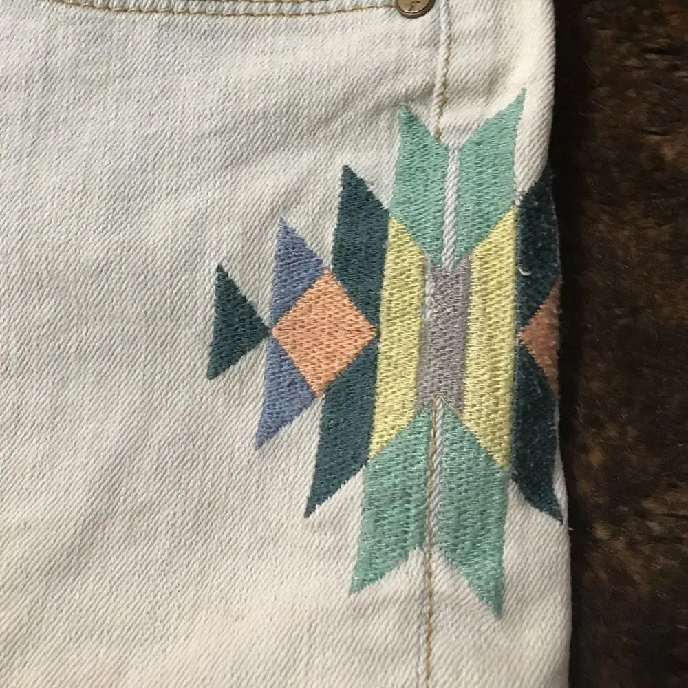 True Freedom‎ Embroidered Cutoff Shorts - Image 3