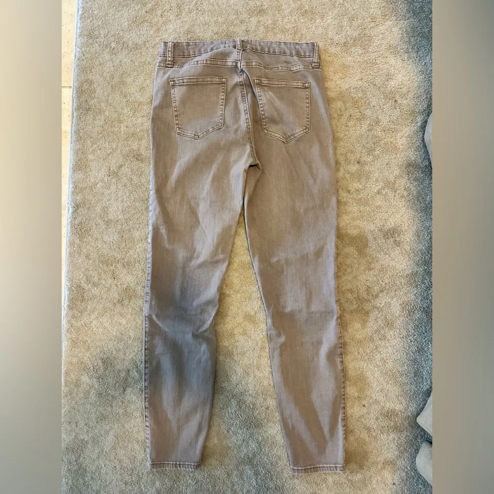 Pistola grey/taupe skinny jeans with ribbed moto detail across the knees sz 29 - Image 3