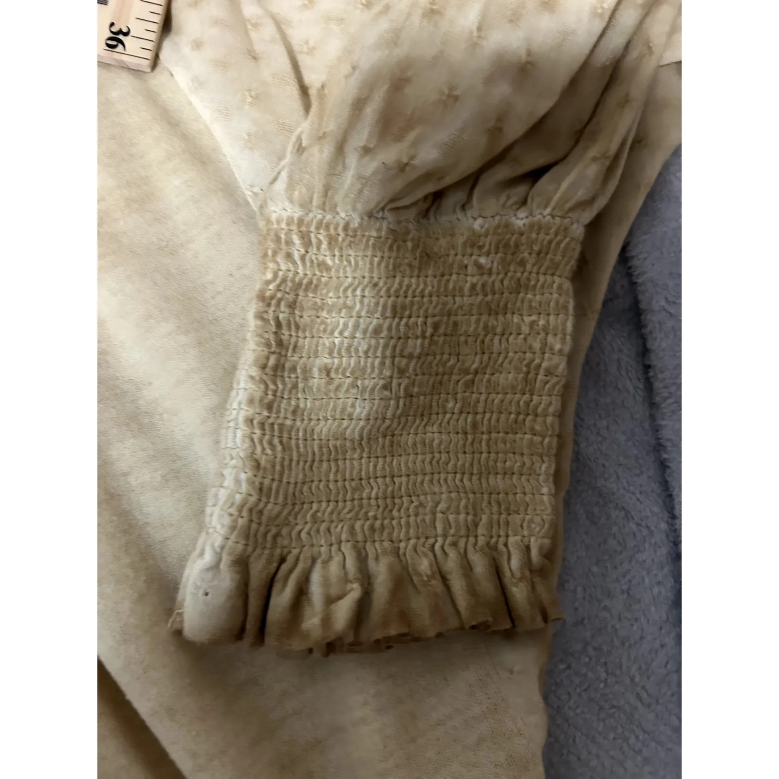 Buckle Gimmicks Women's M Mock Neck Top Keyhole Embroidered Missing One Button - Image 9