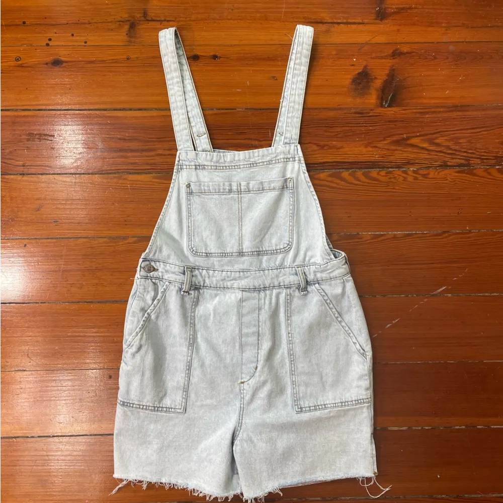WeWoreWhat Light Wash Denim Slit Hem Raw Edge Overalls Shorts - Size Large - Image 9