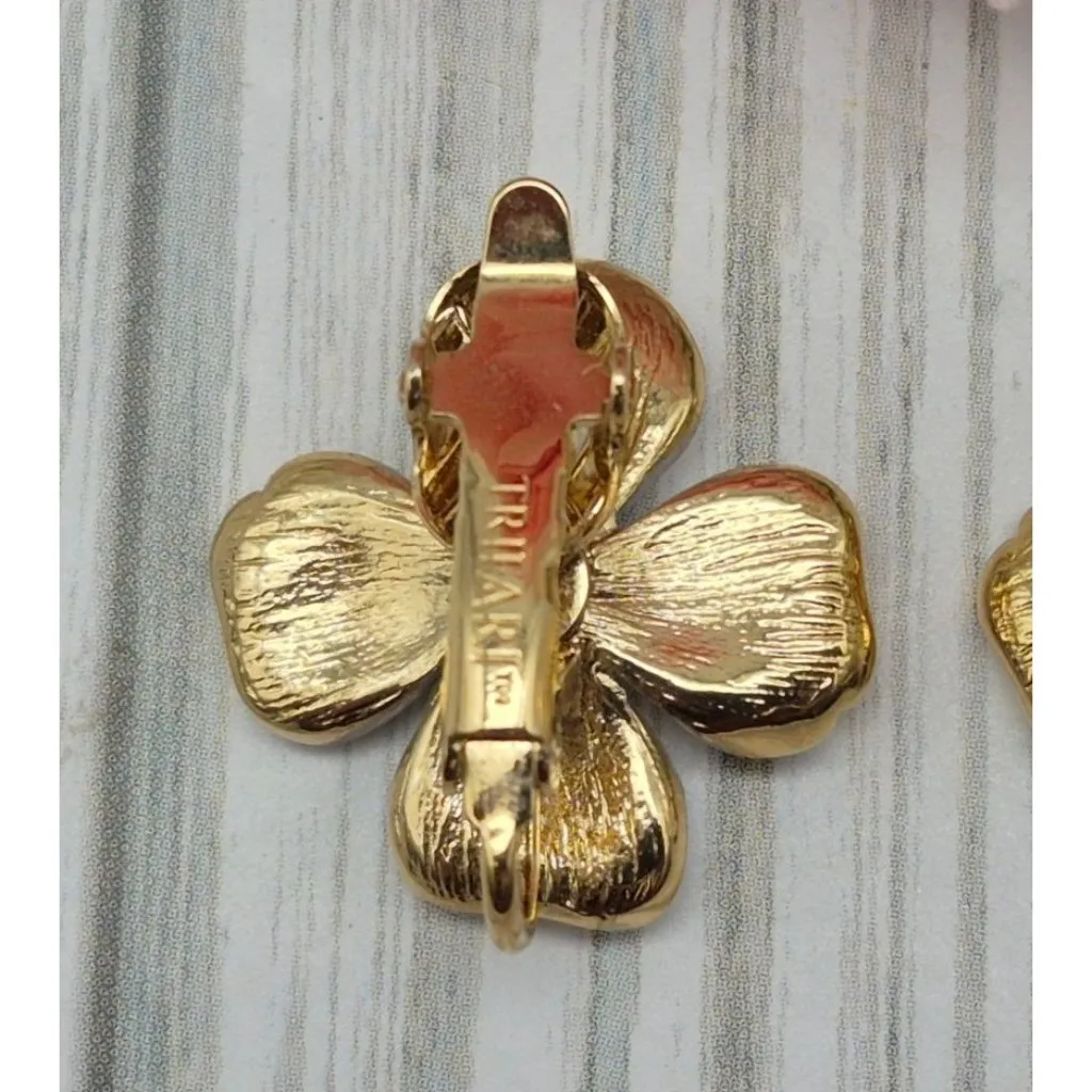 Vintage Crown Trifari White Enamel Dogwood Flower Gold Tone Clip - Image 5