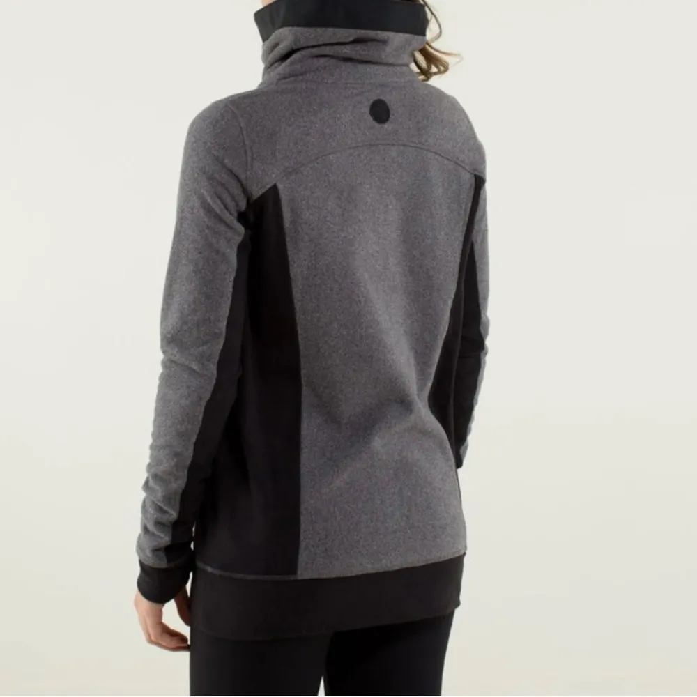 lululemon athletica Post Chaturanga Pullover Black/Ambient Grey -Size 4 - Image 3