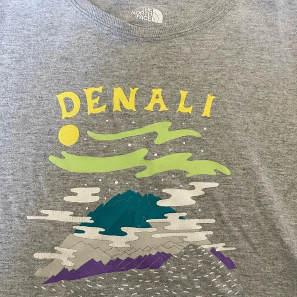 Women's The North Face Gray Denali Graphic Shirt Sz Small GUC #6194 - Image 2