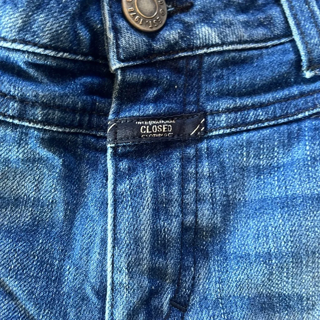 CLOSED "Starlet" straight legs raw hem ankle jeans. Size 29 Blue - Image 2
