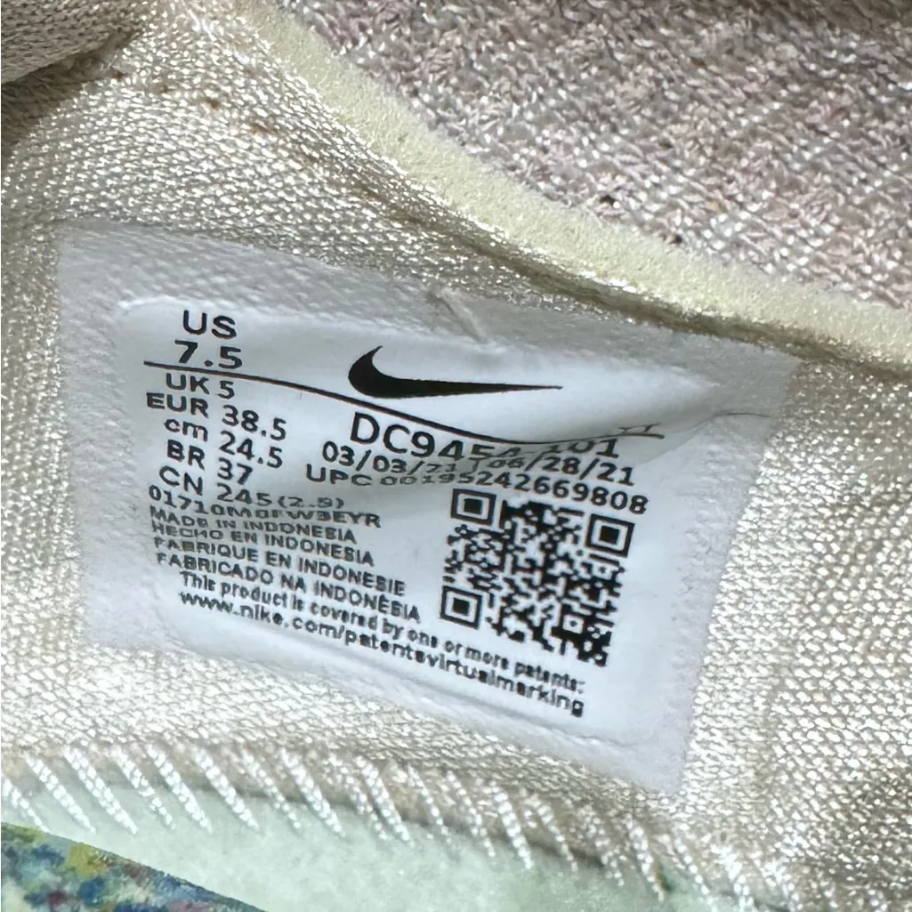 Nike Air Women's VaporMax FlyKnit Athletic Shoes - Image 2