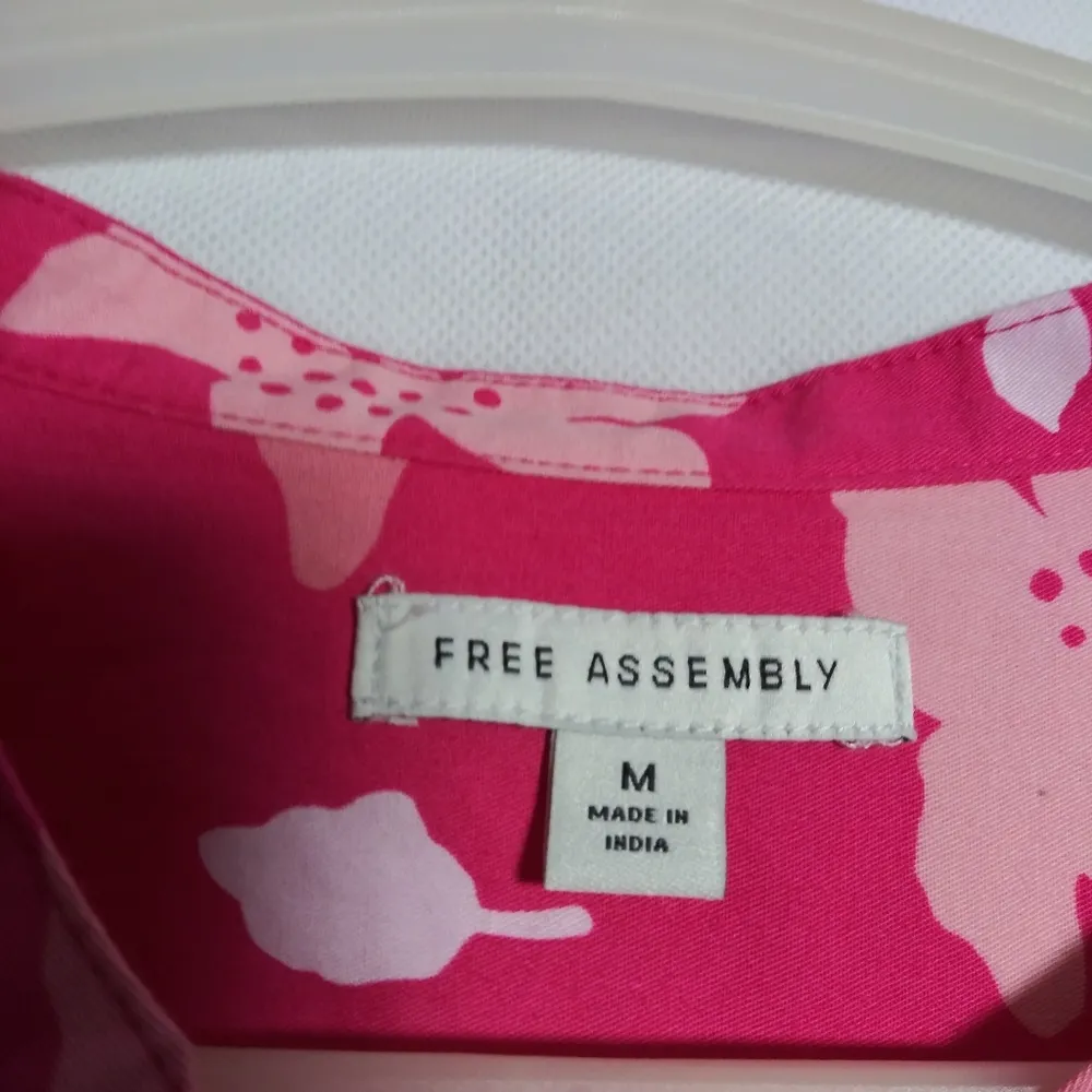 Free Assembly Pink Floral Split Neck Button Front Shirt with Long Sleeves Size M Size M - Image 4