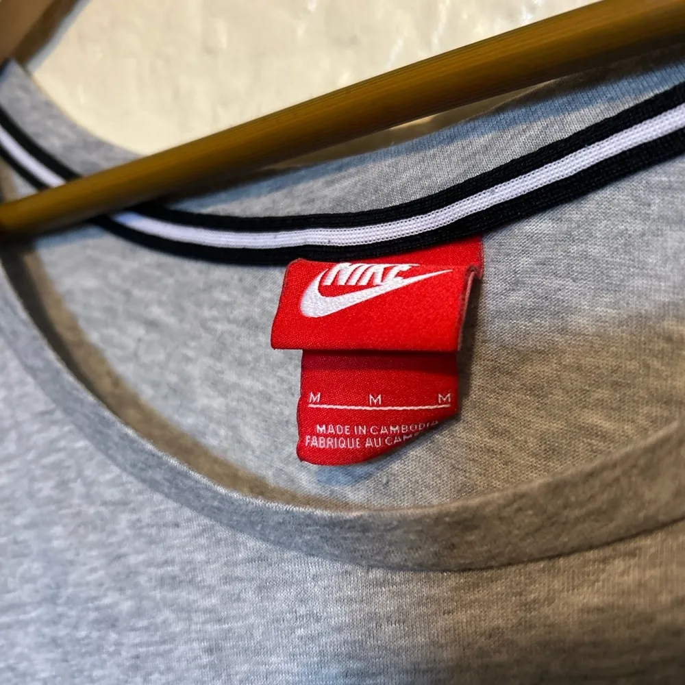 Nike women’s oversized loose fit cutoff sleeveless round hem shirt size medium - Image 3