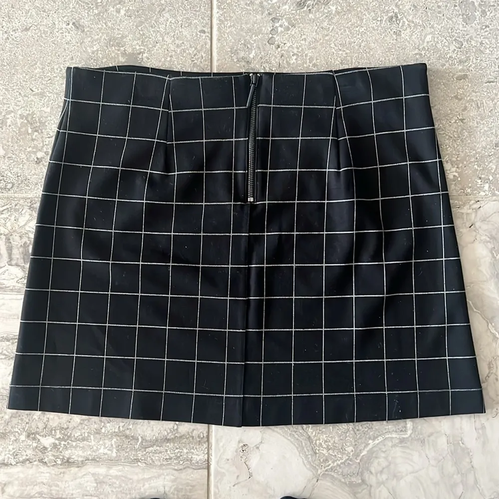 Kenneth Cole Skirt in Black Window Pane Print, Size 16 NEW w/Tag - Image 3