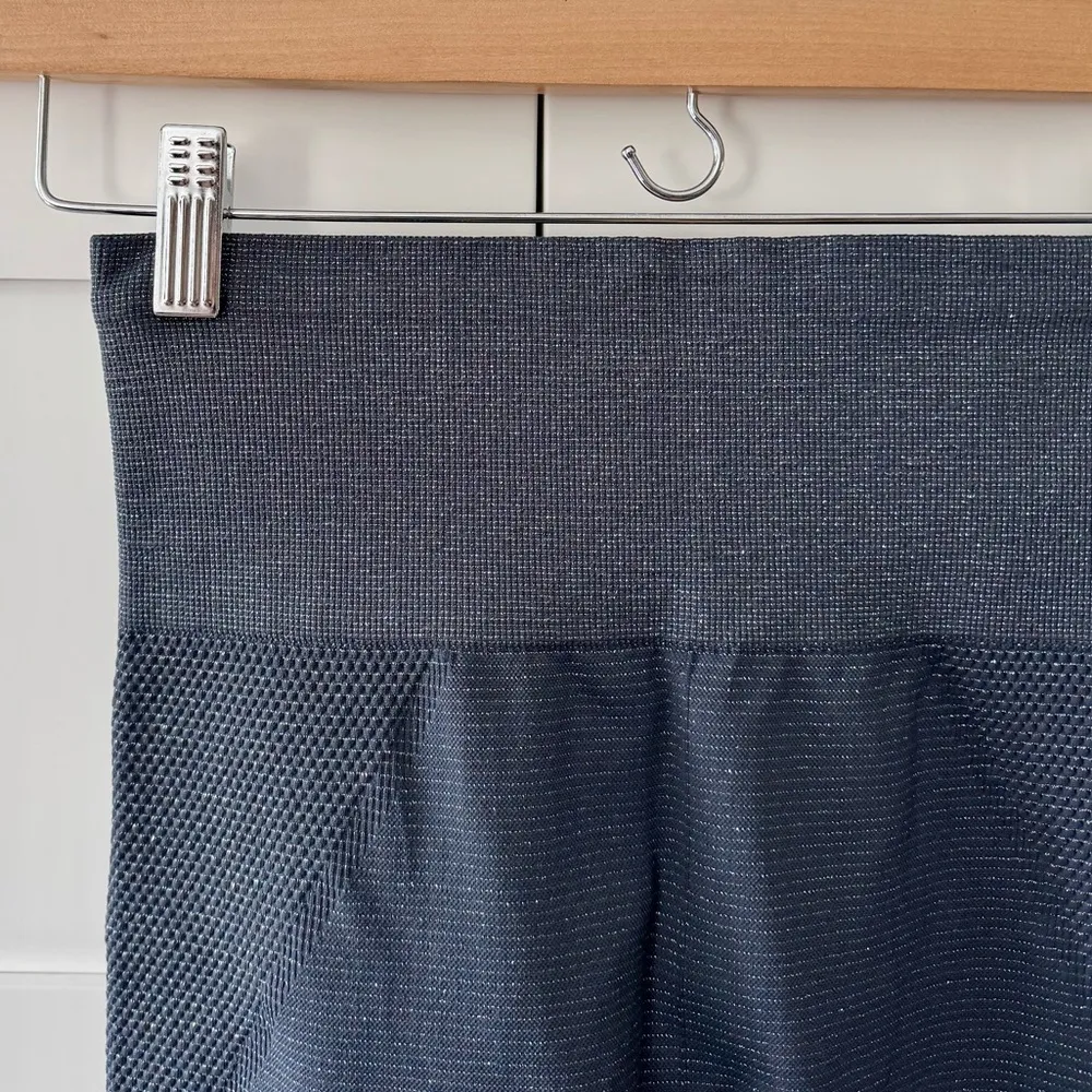 ATHLETA Shimmer Seamless Tight Leggings, High Rise Charcoal Grey Heather sz. S - Image 13