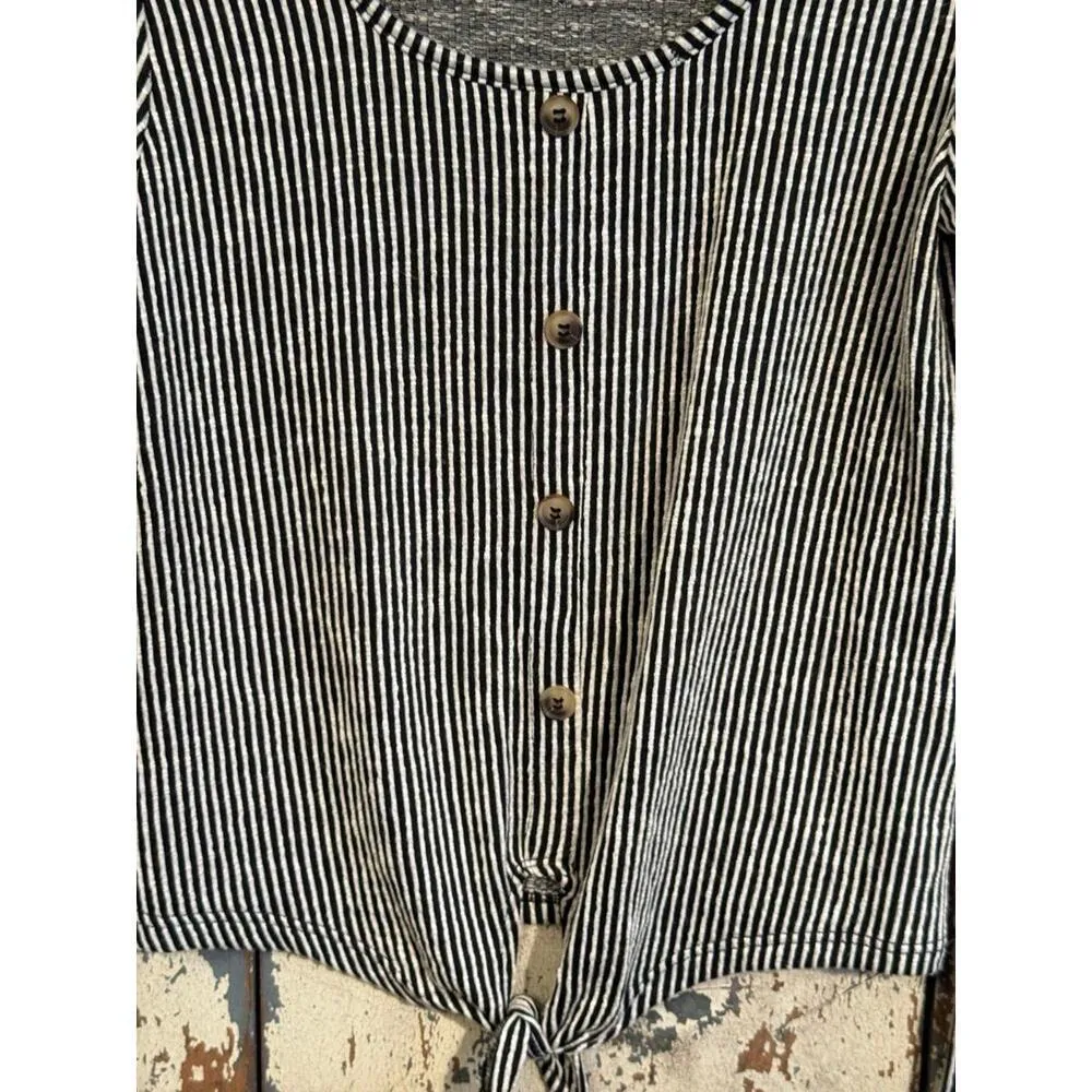 NWOT Caution to the Wind Black White Striped Tie Front Shirt, size Small - Image 2