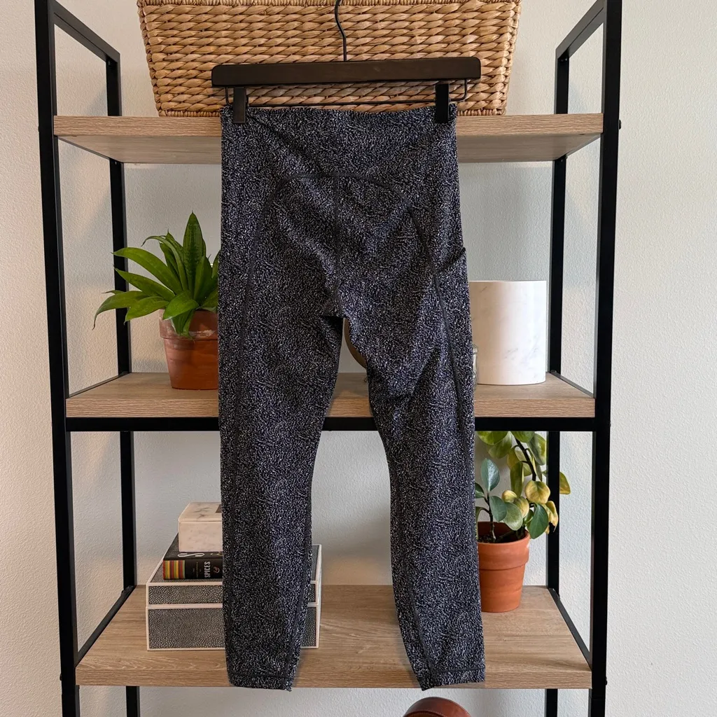 Athleta Mid-Rise Ultimate Stash Textured 7/8 Printed Capri Tight Legging, S - Image 7