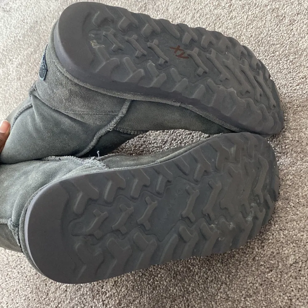 BEARPAW Elle Short Suede Shearling Gray Boots SIZE 9 - Image 5