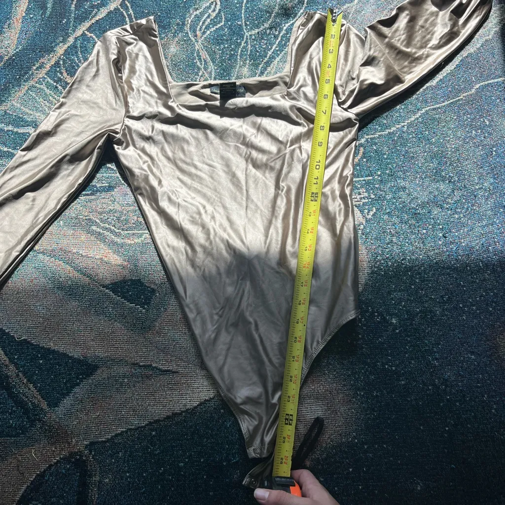 House of Harlow 1960 Taupe Silky Long‑Sleeve Bodysuit S High‑Neck Stretch Luxury Tan - Image 11