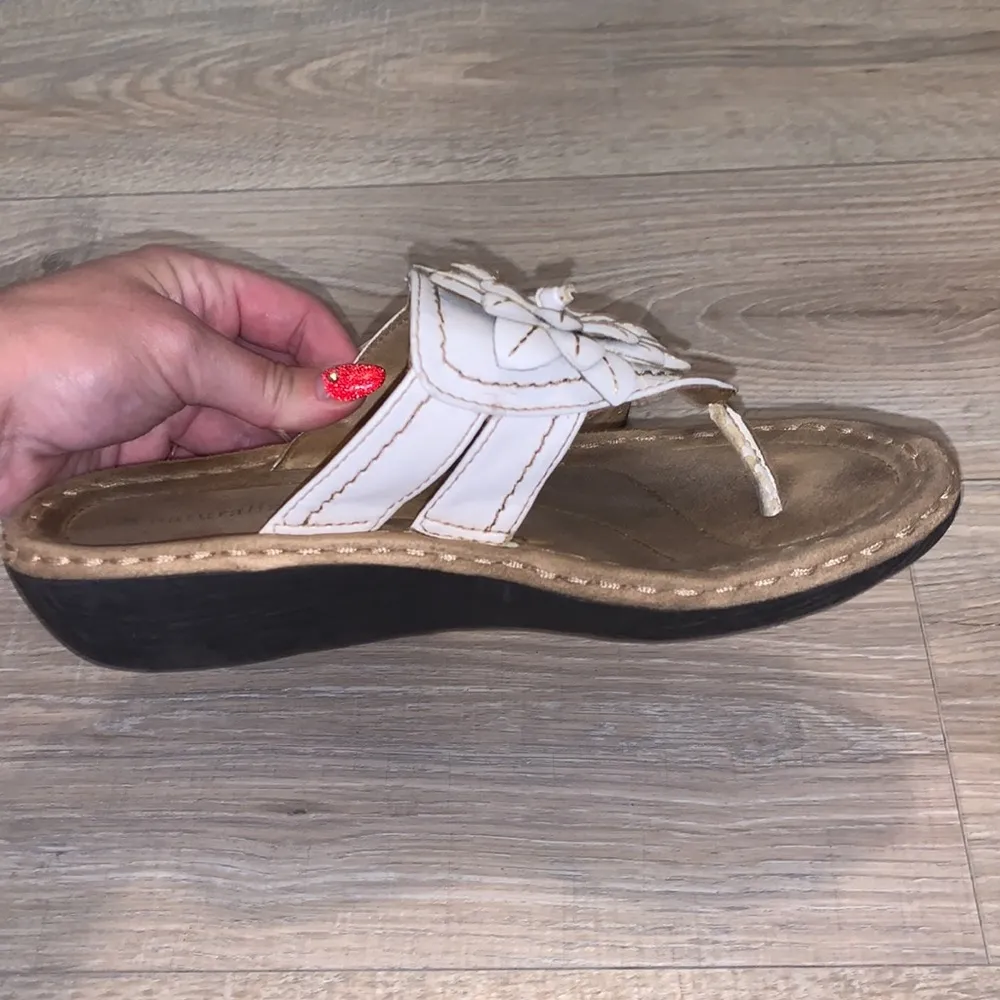 Naturalizer  white flower faux leather flip flops - Image 4
