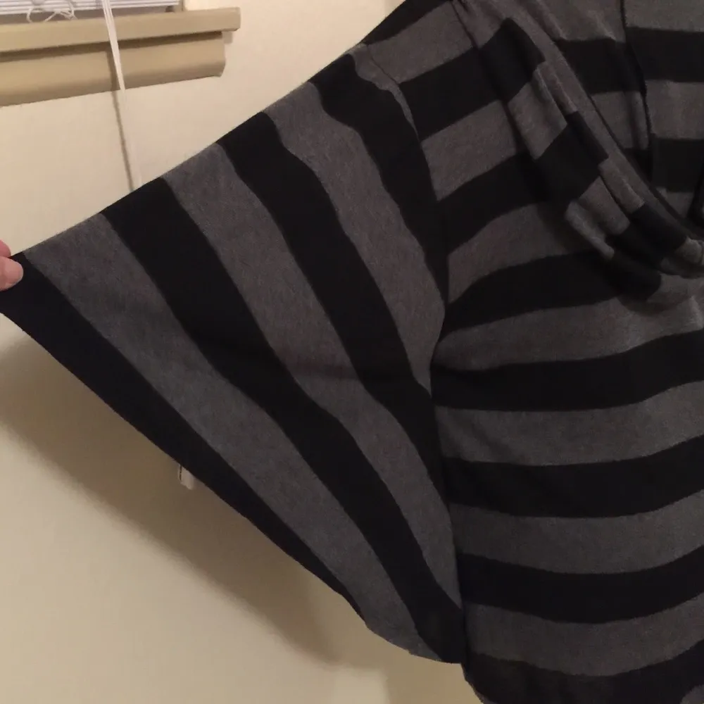 Black and grey striped hooded sweater top sz small - Image 3