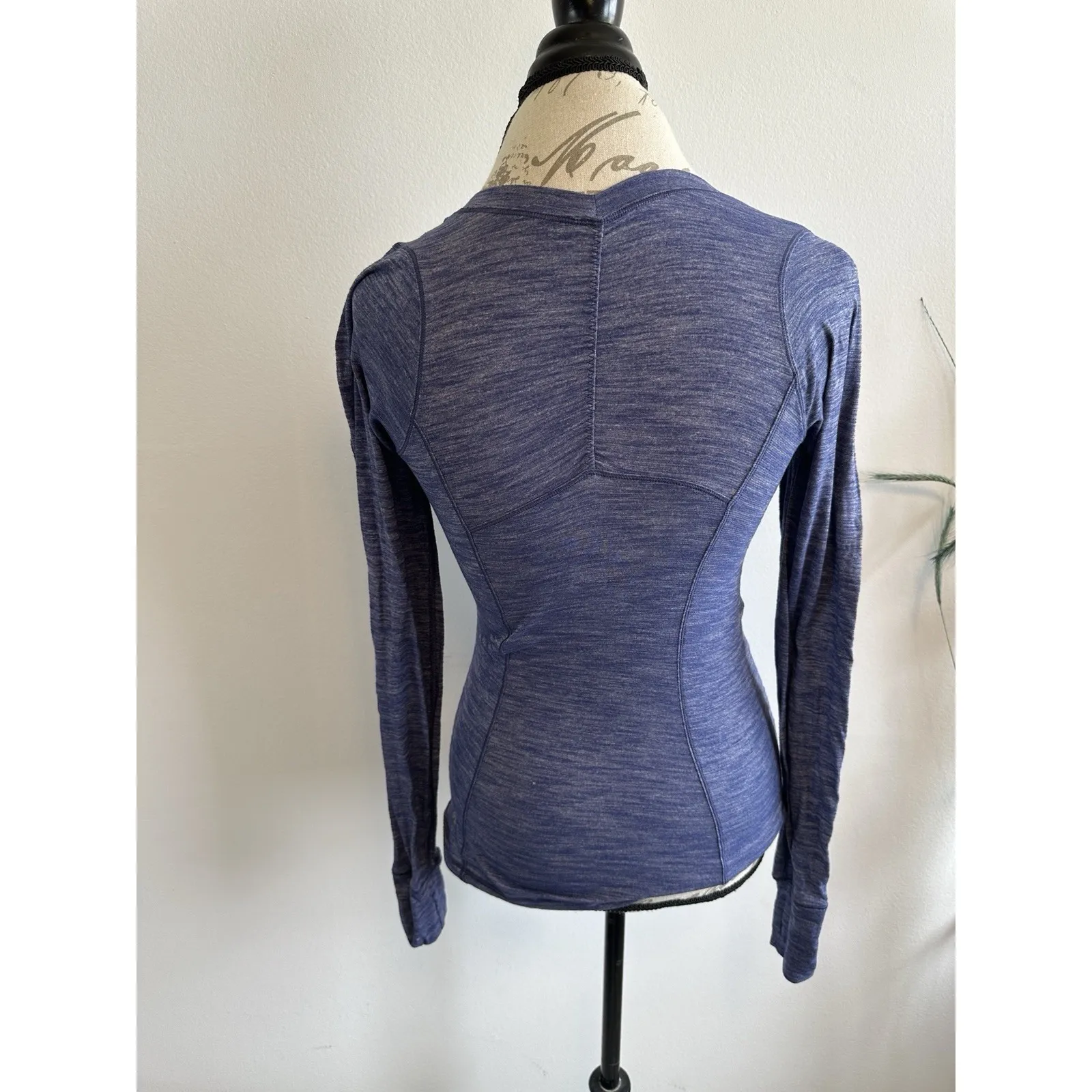 LULULEMON STRETCHY LONG SLEEVE PULLOVER SHIRT‎ BLOUSE TOP SIZE 6 - Image 2