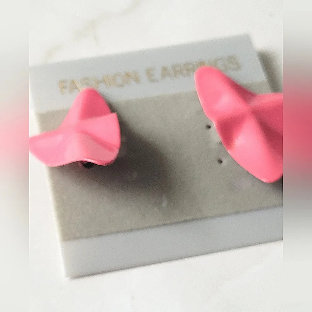 Vintage Pink Retro Triangular Clip - Image 2