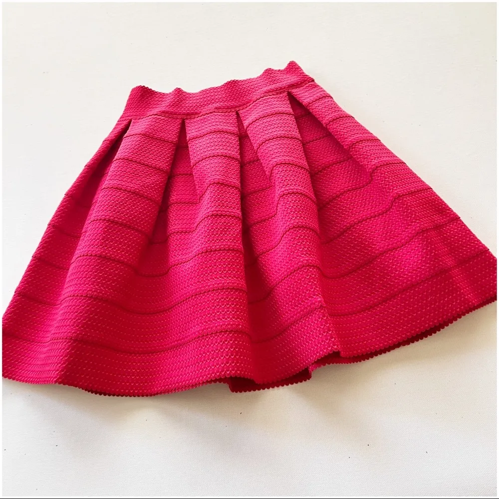 Textured Pleated Short Skirt - Image 3