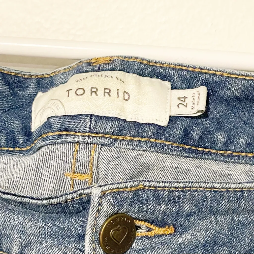 Torrid‎ Plus Size Ex Boyfriend Light Washed Relaxed Fit Jeans Size 24 - Image 3