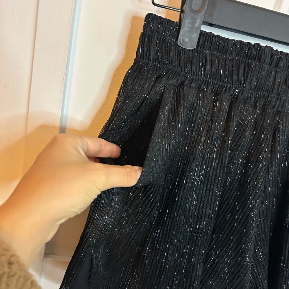 NWT BSBW Black Metallic Pleated Pull On Shorts Size XS - Image 4