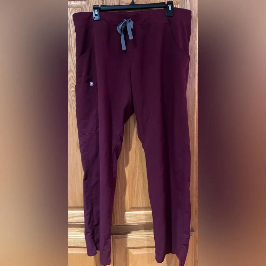 FIGS Burgundy Casma Three-Pocket Top & Kade Cargo‎ Scrub Pants Set Size XL/XXL - Image 15