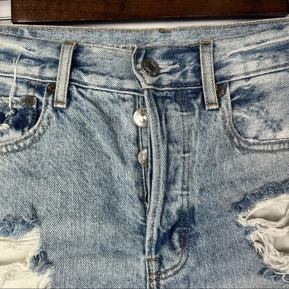 American Eagle AEO Light Wash 90s Boyfriend Distressed Short 2 - Image 5
