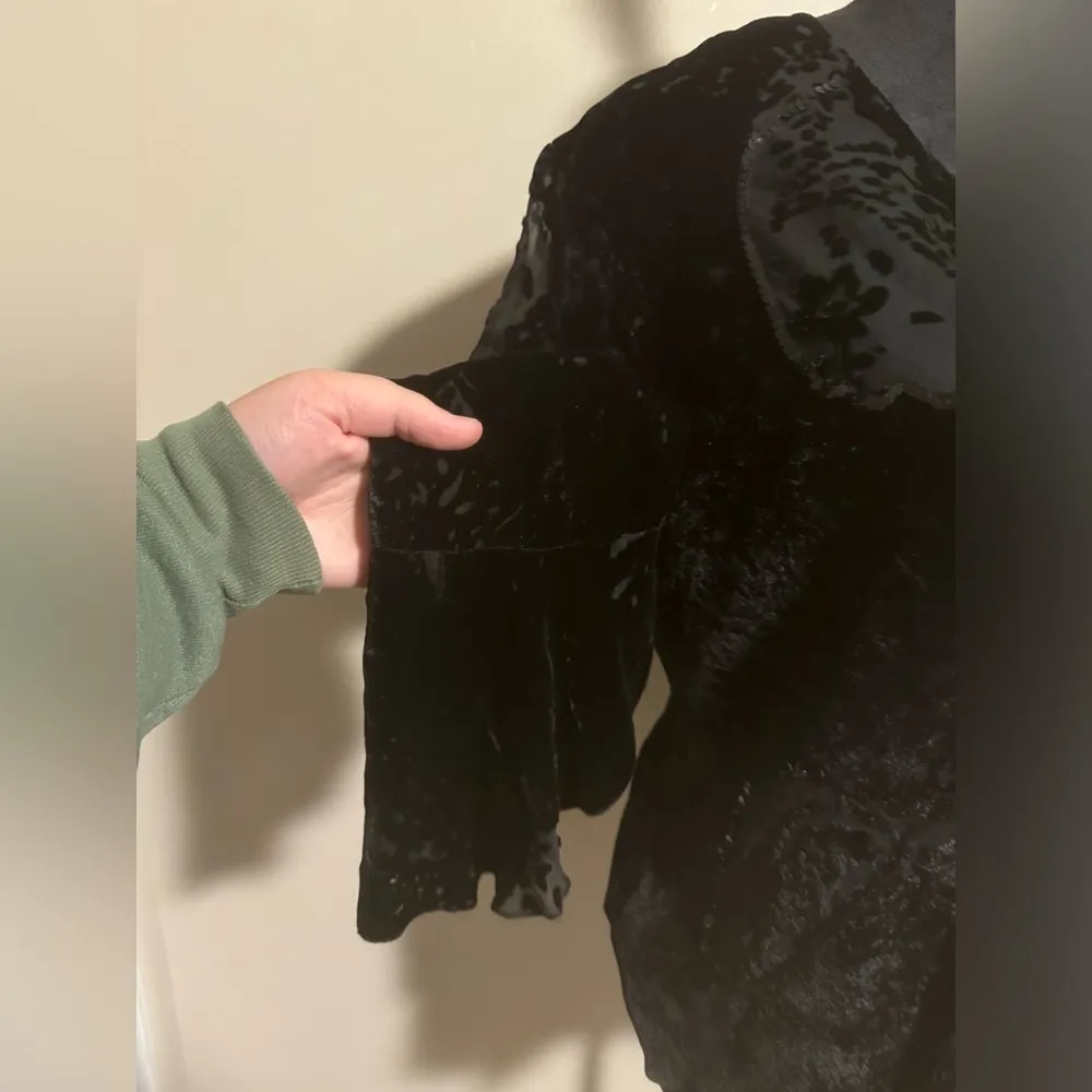 EUC Alexandra Bartlett Black Crushed Velvet Boho Goth Blouse size large - Image 4