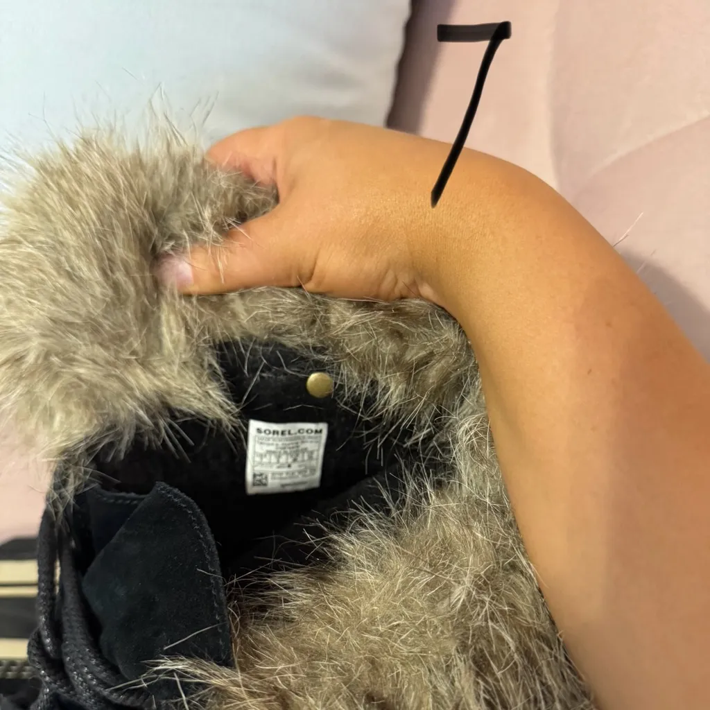 Sorel waterproof outdoor snow boots with fur detail size US 7 - Image 7