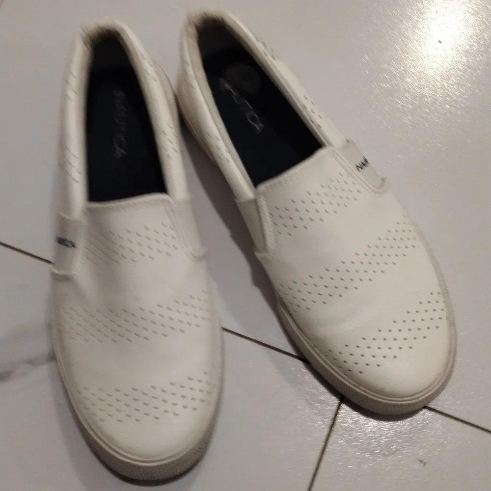 Nautica White Shoes SIZE 7.5 - Image 4