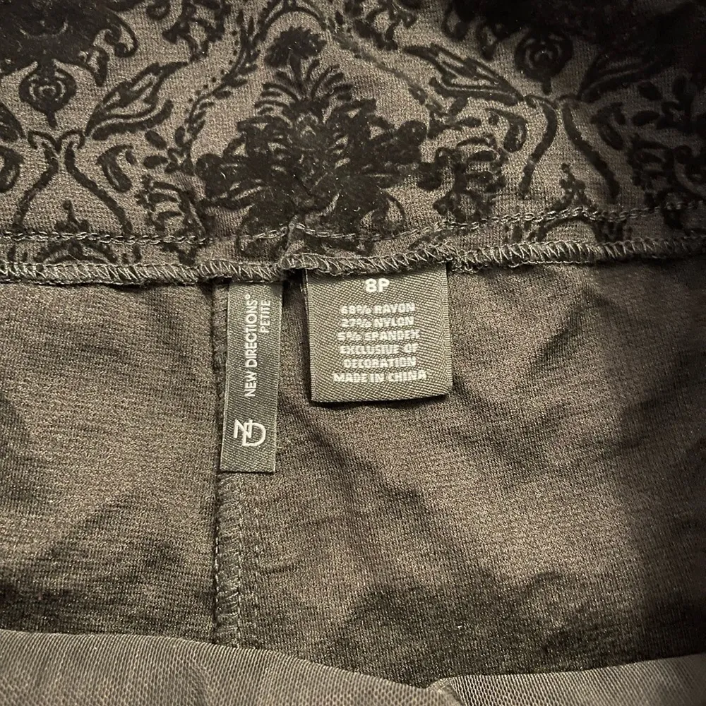 New Directions NWT black velvet burnout pull short length slim leg pants Size 8P - Image 5