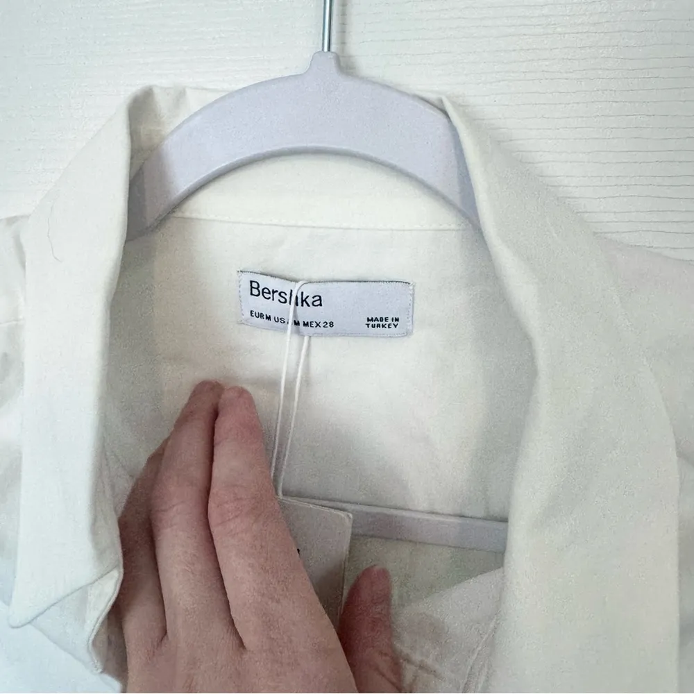 NWT Bershka White Cropped Button-Up Shirt MEDIUM - Image 3