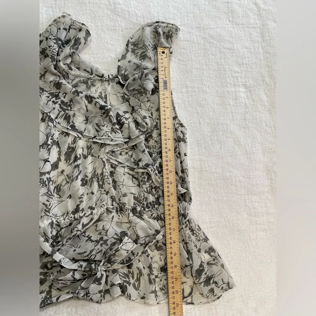 EXPRESS  Women’s Small Ruffled Sleeveless Floral Blouse Black Gray White - Image 8