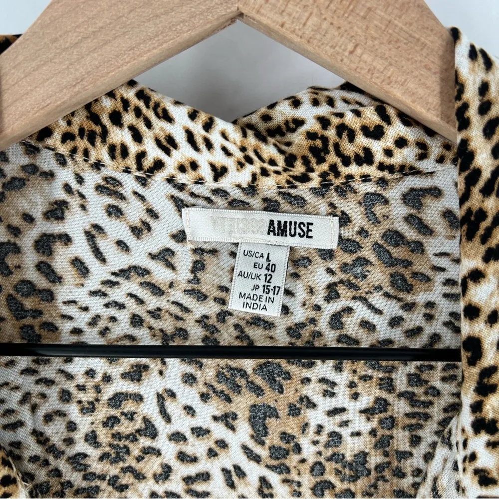 Amuse Society Feline Leopard Print Woven Top Button Front Collared V Neck Size L - Image 3