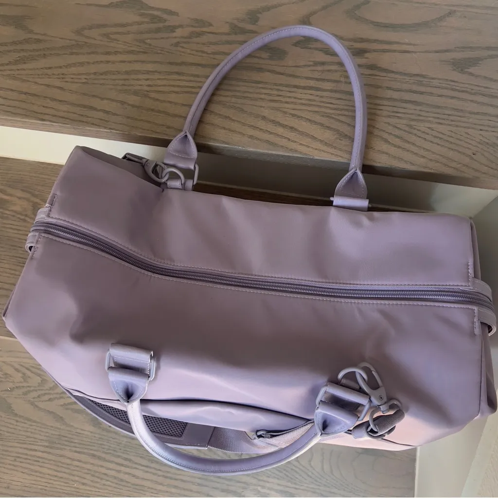 BEIS The Commuter Duffle Bag in Lavender Purple - Image 7