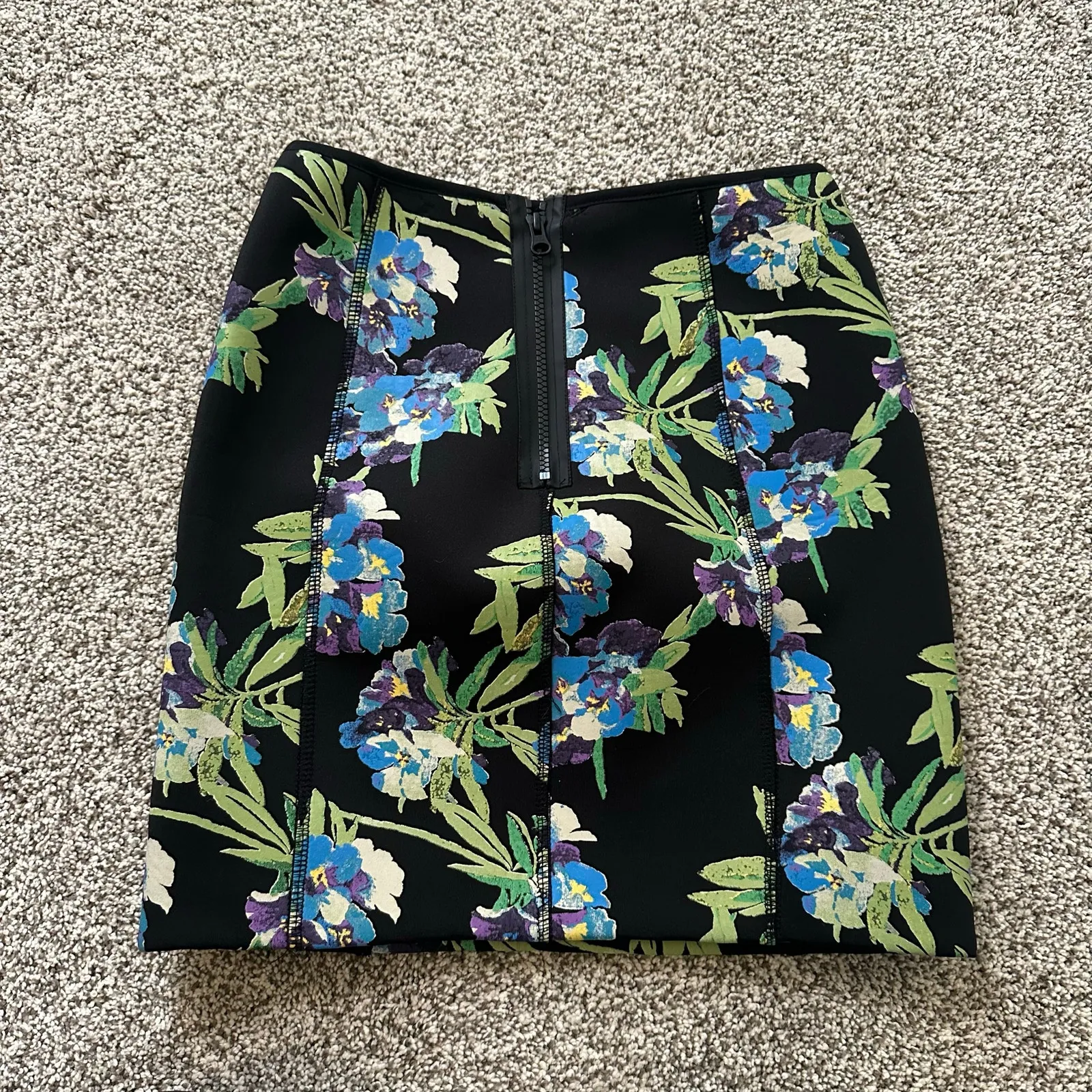 Elizabeth & James black, green & blue floral scuba mini skirt size XS - Image 3