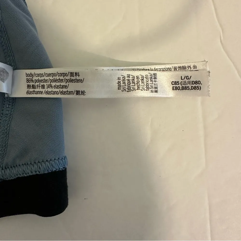 Victoria’s Secret Stylish multi colored geomatics patterned Sports Bra LARGE - Image 4