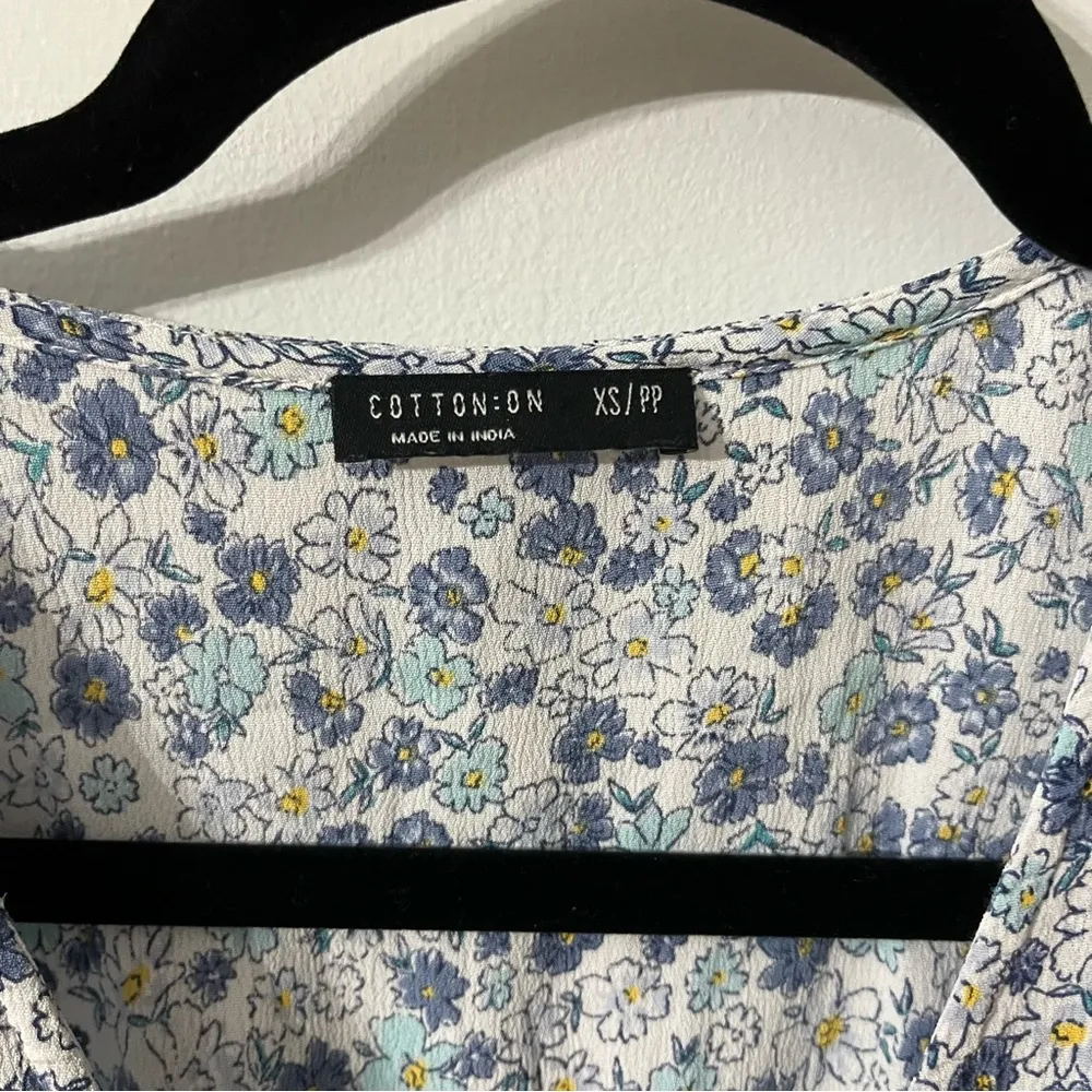 White dress with blue flowers. Little pull tie in the front 100% viscose. I - Image 6