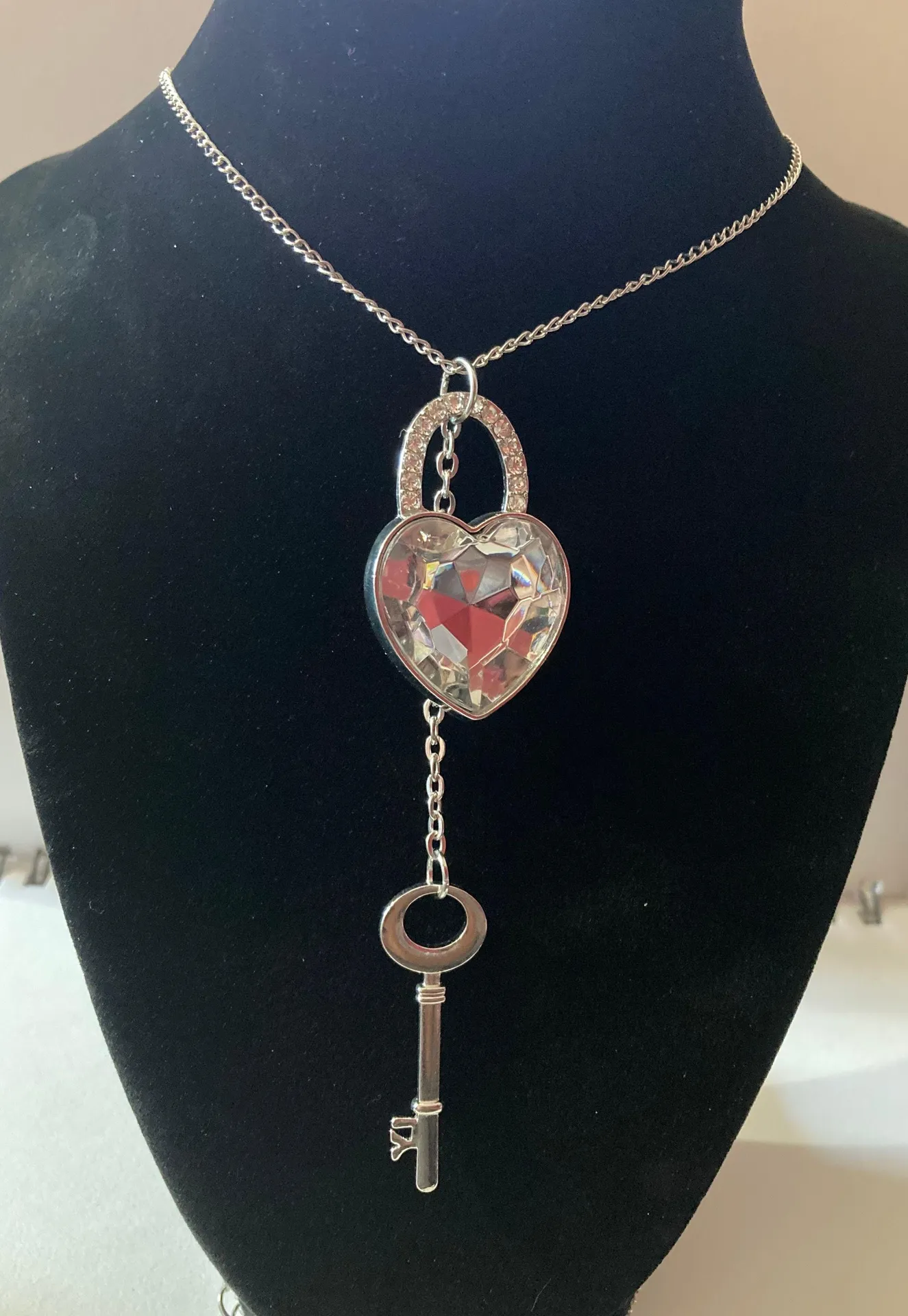 Woman long necklace heart with key Silver - Image 2